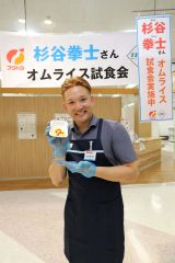 サプライズ登場で休日のスーパーを沸かせた杉谷氏（助川かおる通信員撮影）