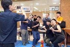 来店客との写真撮影に応じる杉谷氏（助川かおる通信員撮影）