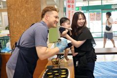 来店客との写真撮影に応じる杉谷氏（助川かおる通信員撮影）