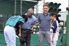 試合のメンバー表交換に同席し両チームの主将に声を掛ける杉谷さん（須貝拓也撮影）