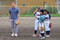 少年野球チームの子どもたちと一緒にノックを受ける杉谷さん（須貝拓也撮影）
