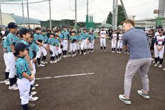 少年野球チームの子どもたちにバッティングのアドバイスを行う杉谷さん（須貝拓也撮影）