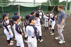 女子野球チームの「十勝スマイルレインボー」のメンバーと談笑する杉谷さん（須貝拓也撮影）