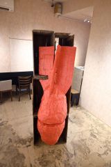 戦前のリンゴ箱を取り入れた爆弾の形をした作品