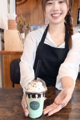 彗星に碧の「チョコミントラテ」。甘すぎず、すっきりとした飲み心地と味わいが楽しめる