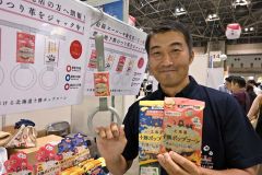 商品とつり手広告をＰＲする前田社長