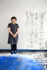 絵の製作に励んでいる篠田さん
