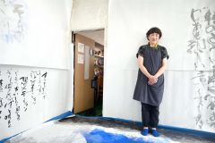 絵の製作に励んでいる篠田さん