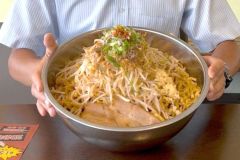 総重量３キロ超の「獄盛まぜそばファイナル」