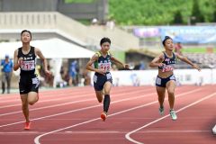 女子１００メートル予選３組で４位に終わった中鉢杏（札内、中央）＝金野和彦撮影