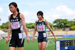 女子１００メートル予選３組で４位に終わった中鉢杏（札内、右）＝金野和彦撮影