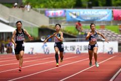 【女子１００メートル予選３組】横一線に並び競り合う中鉢杏（札内、中央）＝金野和彦撮影
