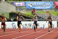 【女子１００メートル予選３組】横一線に並び競り合う中鉢杏（札内、右から２人目）＝金野和彦撮影