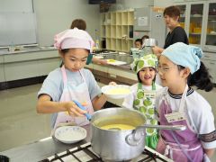 コーンスープの作り方を学ぶ子どもら