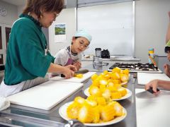 コーンスープの作り方を学ぶ子どもら