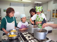 コーンスープの作り方に挑戦する子どもら