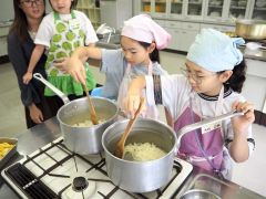 コーンスープの作り方を学ぶ子どもら
