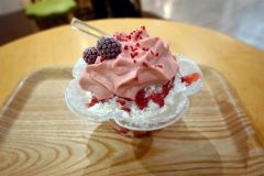 帯広産ラズベリーと道産牛乳を使用した柔らかなかき氷の「ＭＩＬＫ　ＳＮＯＷ」