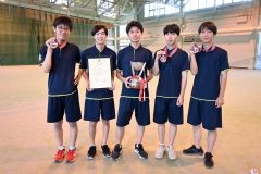 全国ジュニアＧＢ大会で念願の優勝を果たした（右から）浮田さん、中野さん、照井さん、高橋さん、三村さん