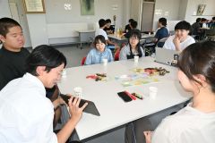 中高生に大学生活などについて紹介する大学生（手前）