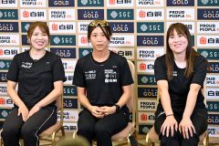五輪への抱負を語るパシュートのメンバー。左から佐藤綾乃、高木美帆、堀川桃香