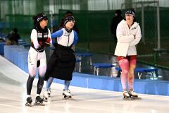 ゆっくりとコースを滑りウォーミングアップするパシュートメンバー。左から高木美帆、佐藤綾乃、堀川桃香