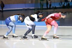 公開されたパシュートの氷上練習では（右から）堀川桃香、高木美帆、佐藤綾乃の隊列で滑走した