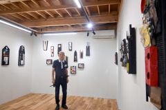 企画展「ことのは」の会場と楢原さん