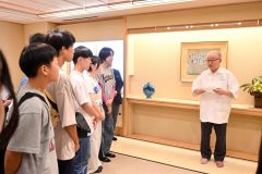 「すし善」では、現代の名工に認定されている嶋宮代表が講話（右）