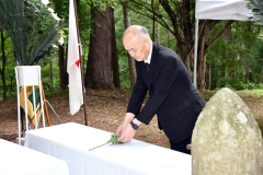 献花する本田町長
