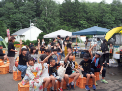 思い思いに祭りを満喫する児童