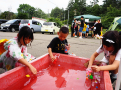 思い思いに祭りを満喫する児童