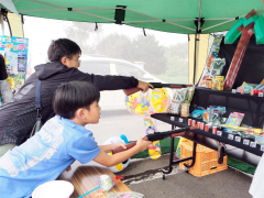 思い思いに祭りを満喫する児童