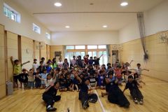 ダンスで交流した手前左から林さん、斉藤さん、小林さん、大石さんと児童ら