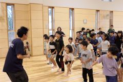 斉藤さん（左）とダンスに挑戦する児童ら