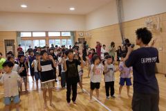斉藤さん（右）とダンスに挑戦する児童ら