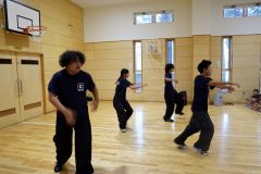 キレのあるダンスを披露する右から斉藤さん、林さん、大石さん、小林さん