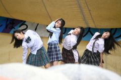 ステージで流行の曲に合わせて踊ったダンスチーム