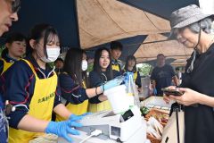 物販コーナーも大賑わい。野菜などを売った士幌高校のブースには、開店前から長い列ができていた