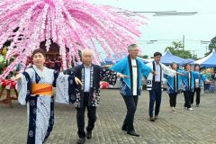 輪になってみんなで踊ろう―。姉妹都市の岐阜県美濃市の近隣・郡上市などで踊られる「郡上おどり」を士幌町でも。左から２番目から武藤鉄弘美濃市長、高木康弘士幌町長、ＪＡ士幌町の國井浩樹組合長