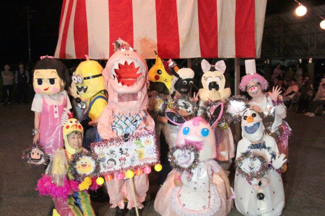 仮装踊りやものまね芸人のショー　士幌・中士幌で盆踊り大会