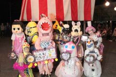 仮装踊りやものまね芸人のショー　士幌・中士幌で盆踊り大会