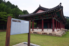 各所に設置されている韓国語と英語の案内板。翻訳機を使って理解を深めることができる