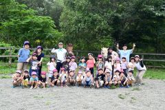 乗馬体験を楽しんだぞう組の園児ら