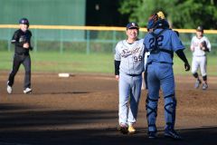 【決勝・SWATT―帯広商運】最後の打者を三振に打ち取り、SWATTの捕手・権野陽(手前右)とハイタッチを交わす藤村和巳投手(同左)
