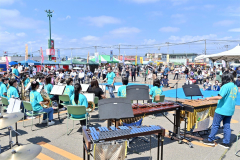 オープンニングを飾った帯広工業高吹奏楽部（２３日午前１１時１５分ごろ）