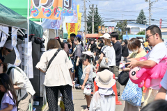 多くの地域住民や買い物客などでにぎわう会場（２３日午前１１時１５分ごろ）