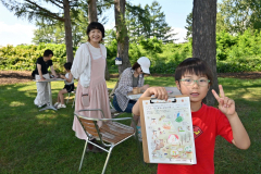描いた理想の庭の絵を手にする子ども