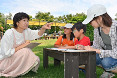 山本えり奈さん（左）に助言を受けながら絵を描く子どもたち