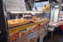 ユッコリ伝統市場内のドーナツ屋。次々の揚げたてが提供されていく